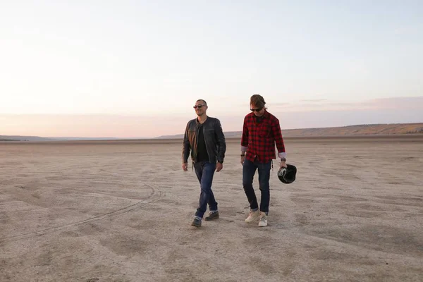 Dois Homens Atravessando Deserto Capacete Com Asas Acessórios Óculos Sol — Fotografia de Stock