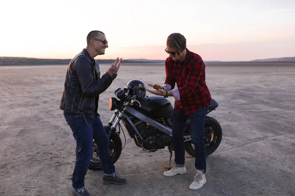 Machos Masculinos Estão Perto Bicicleta Deserto Capacete Com Asas Acessórios — Fotografia de Stock