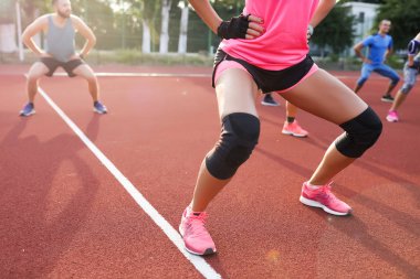 Kadının yapması mekik eğitim, sağlıklı, taze, güneşin doğuşunu, yaz, spor, eşofman, spor ayakkabıları, etkinlik, fitness, yaşam tarzı, açık, stadyum