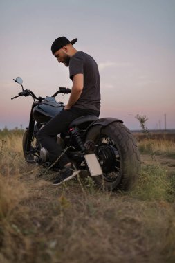 Yakışıklı adam motor, gezi, seyahat, güçlü, özgür, kap kafa, çim, duygular, Doğa, günbatımı üzerinde düşünme