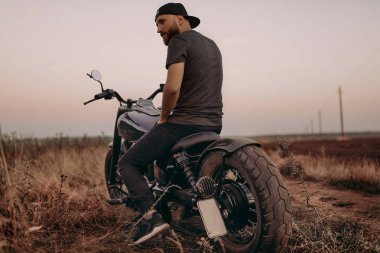 Havalı erkek motor, gezi, seyahat, güçlü, özgür, kap kafa, çim, duygular, Doğa, günbatımı, açık üzerinde düşünme