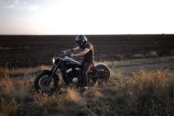 Racer Zwarte Helm Zittend Motorfiets Het Veld Alleen Niemand Anders — Stockfoto