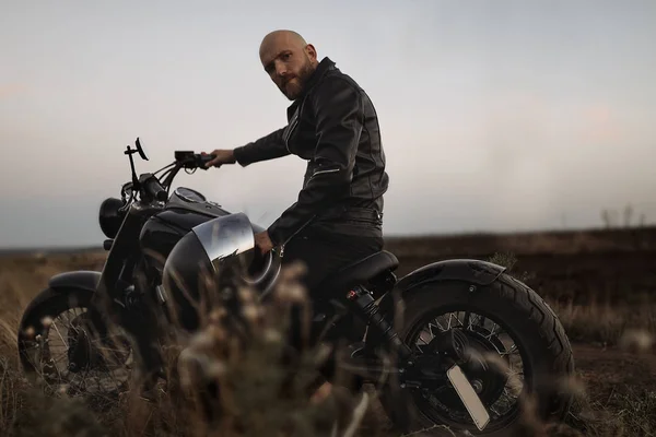 Зовнішня Картина Жорстокого Чоловіка Сидить Мотоциклі Думаючи Про Дорогу Подорожі — стокове фото