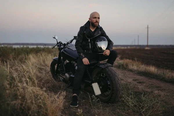 Guy Sentado Moto Capacete Mão Pensando Viagem Viajar Forte Livre — Fotografia de Stock