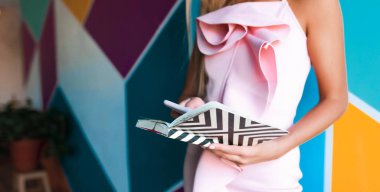 Kararları, toplantılar, pembe elbise, renkli fotoğraf, moda, şık yazma bir iş kadın ile defter ve telefon, resim