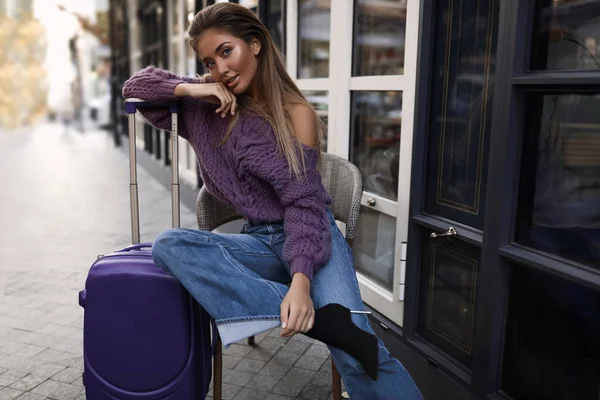 Beautiful Lady Suitcase Sitting Chair Cafe Purple Pullover Jeans Makeup — Stock Photo, Image