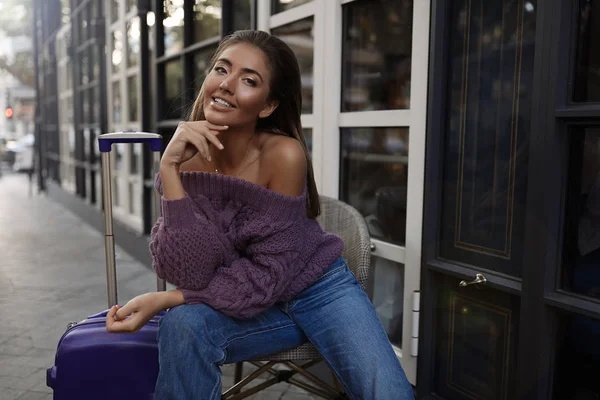 Belle Femelle Avec Valise Bleue Assise Sur Chaise Près Café — Photo