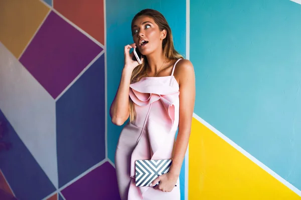 Mooie Vrouw Maken Van Een Bedrijf Fun Notebook Roze Jurk — Stockfoto