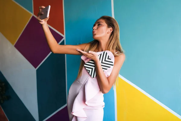 여자는 노트북 드레스 스타일 메이크업 인터넷 아름다움 화려한 배경에서 Selfie를 — 스톡 사진