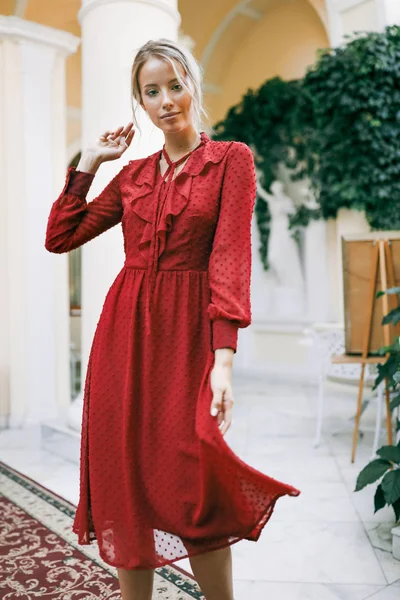 Dame Roten Abendkleid Steht Winkt Kleid Frisur Make Schuhe Fersen — Stockfoto
