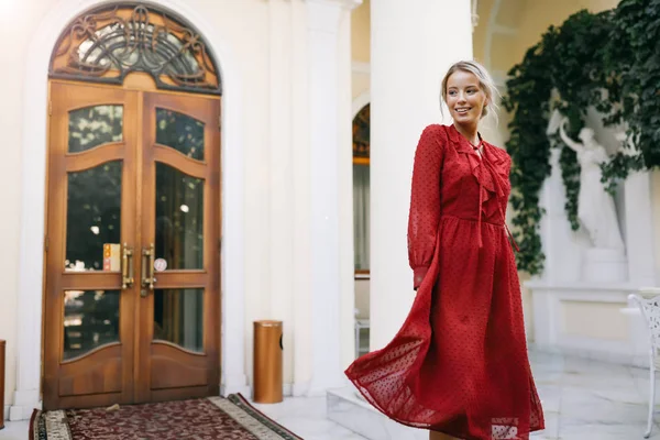 Женщина Красном Вечернем Платье Стоящая Деревянной Двери Платье Прическа Макияж — стоковое фото