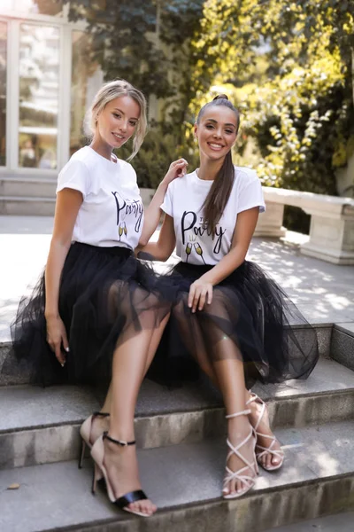 Mooie Meisjes Witte Shirts Zwarte Rokken Zittend Stappen Glimlachen Vrolijke — Stockfoto