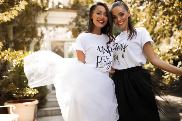 Vänner Samma Vita Shirts Vifta Med Svarta Och Vita Kjolar — Stockfoto