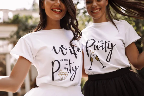 Vriendinnen Dezelfde Witte Shirts Zwarte Witte Rokken Kapsel Make Leuke — Stockfoto