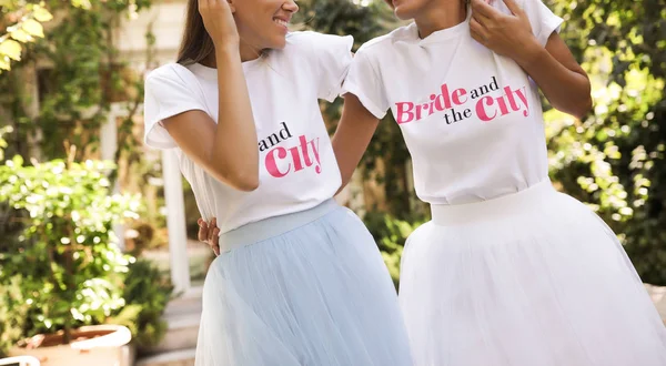 Divertidas Novias Están Divirtiendo Fiesta Chica Misma Camiseta Blanca Faldas —  Fotos de Stock