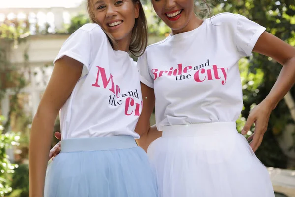 Dos Novias Están Divirtiendo Fiesta Chica Misma Camiseta Blanca Faldas —  Fotos de Stock