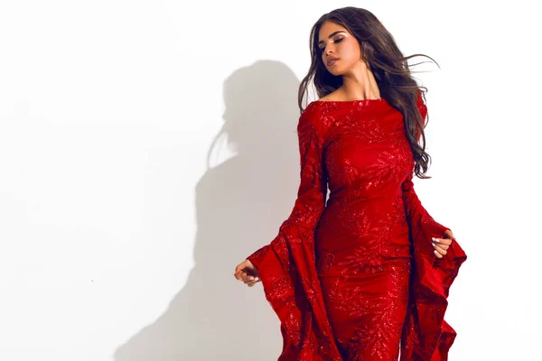 Modèle Étonnant Dans Robe Soirée Rouge Debout Dans Studio Regardant — Photo