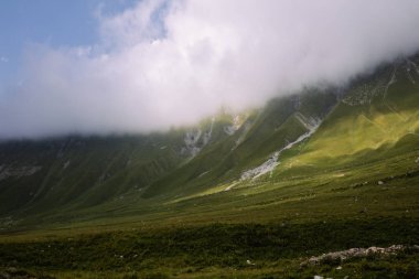 Doğa, yeşil dağ, kalın beyaz bulutlar, mavi gökyüzü, Güneş ışınları, çim, seyahat, açık, renkli görünüm merkezleri, sakin, sonbahar hava, kimse, uyum