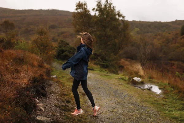 Jeune Femme Active Sur Trottoir Buissons Rouges Collines Visiter Écosse — Photo