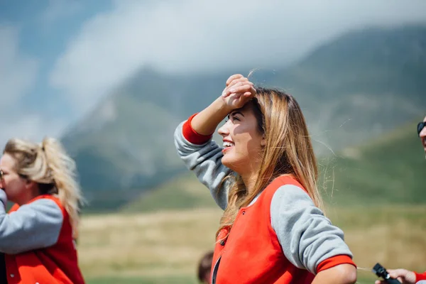 微笑的女性站在户外 在天空中高高看 快乐的女孩等着轮到她的滑翔伞 — 图库照片