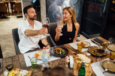Mükemmel bir çift söz, tarihte restoranda flört. Romantik bir atmosfer. Tablo farklı lezzetli kadar dolu. Gürcü mutfağı ve şarap. Rahat iç. 