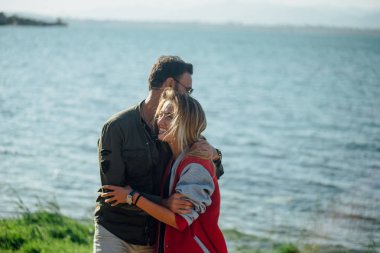 Erkek ve kadın arasındaki romantik ilişkiler kapatın. Sevgi ve bakım. Huggies ve öpücük.