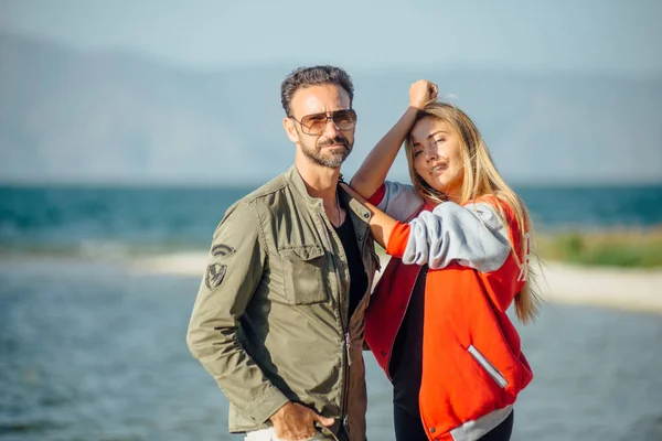 Elegante Joven Mujer Con Chaqueta Roja Apoya Hombre Varonil Camisa — Foto de Stock