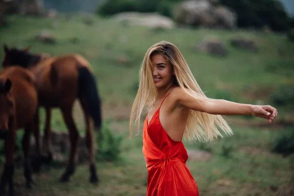 Menina Com Beleza Natural Girando Livre Vestido Vermelho Mulher Leve — Fotografia de Stock