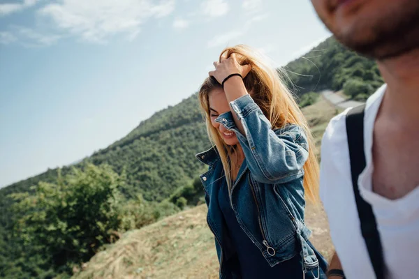 Loira Sexy Quente Jeans Jaqueta Sorrindo Tocando Seu Cabelo Paisagem — Fotografia de Stock