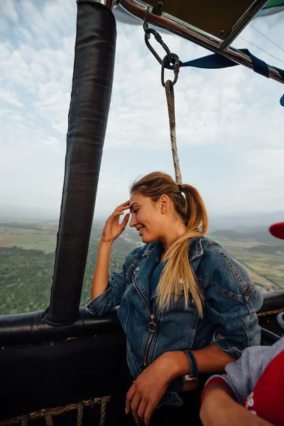 Portrait Une Merveilleuse Jolie Fille Volant Dans Ballon Aérien Voyage — Photo