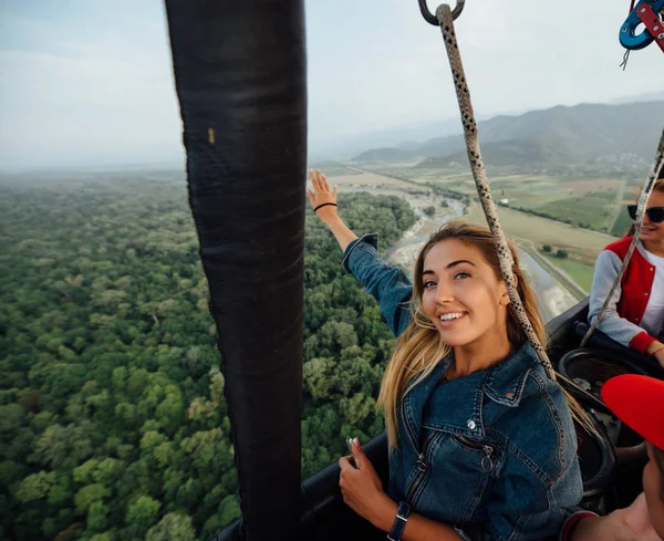 Vrolijke Happy Meisje Jeans Jasje Vliegen Luchtballon Met Haar Vrienden — Stockfoto