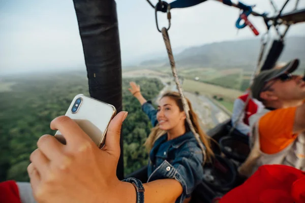 Krásná Žena Selfie Velké Vysoké Létání Balónem Vzduchu Pokusil Představit — Stock fotografie