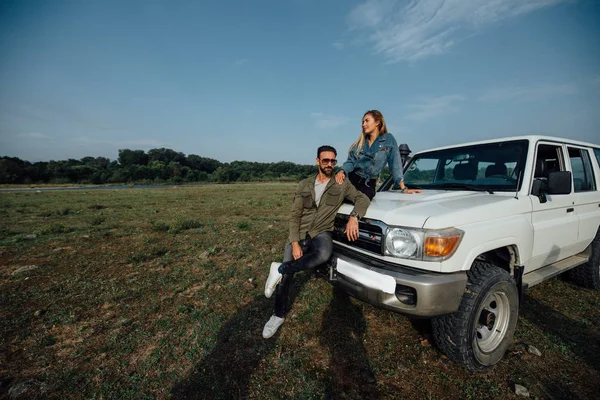 Vrouw Zitten Grote Witte Auto Van Weg Man Die Naast — Stockfoto