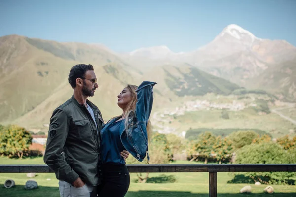 可爱的夫妇在山上享受最后的秋日 白色的山峰 蓝天和绿色的山谷 快乐的人一起旅行 — 图库照片