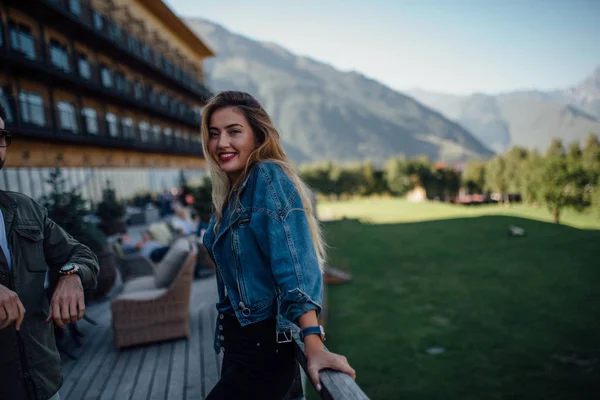 Menina Alegre Jaqueta Jeans Cabelo Loiro Lábios Vermelhos Livre Jovens — Fotografia de Stock