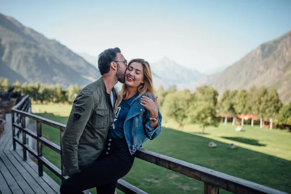 Guy Flirten Met Mooi Meisje Haar Wang Bijten Vrouw Die — Stockfoto