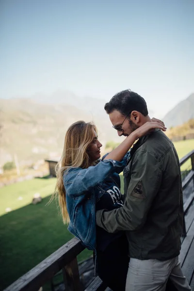 Amantes Românticos Livre Abraçando Pessoas Felizes Juntas Céu Azul Montanhas — Fotografia de Stock