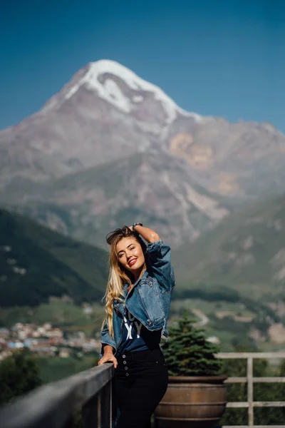 Sexiga Heta Turist Flicka Stående Terrassen Med Solen Bad Glada — Stockfoto