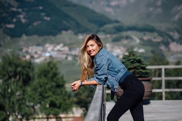 Lächelnde Hübsche Dame Lehnt Zaun Der Terrasse Blick Die Kamera — Stockfoto