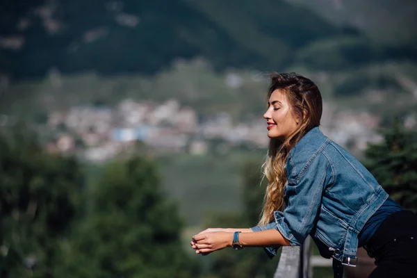 Sakin Rahat Bir Kadın Dağlar Otelin Terasında Dinleniyor Gülümseyen Mutlu — Stok fotoğraf