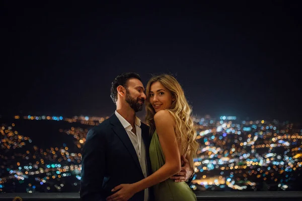 Bonito Homem Terno Segurando Sua Namorada Luxo Terraço Mulher Atraente — Fotografia de Stock