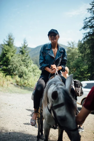 Молодая Женщина Черной Кепке Джинсовой Куртке Верхом Лошади Путешествие Армении — стоковое фото