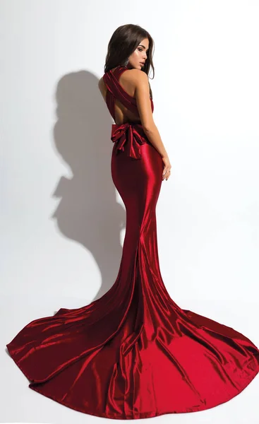 Superbe Femme Mode Robe Rouge Debout Long Ourlet Arc Sur — Photo