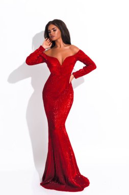 Dekolte, açık omuz ve kollu kırmızı elbiseli ihale Bayan. El yüz yakın. Parlak şık makyaj.