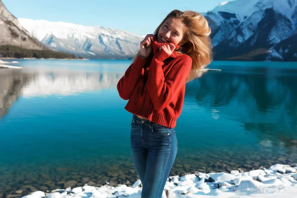可爱的女性在温暖的红色毛衣庆祝新年在阿拉斯加 纯净的湖和山在背景 — 图库照片