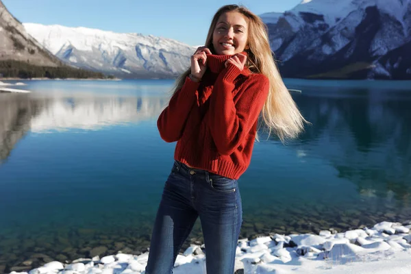 Móda Dívka Moderní Oversize Svetr Pózuje Jezera Kanadská Příroda Kolem — Stock fotografie