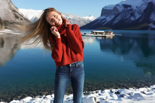 매력적인 그녀의 방학에 캐나다 여행을 사이즈 스웨터와 청바지 — 스톡 사진