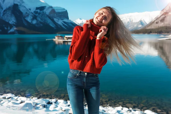 Mulher Feliz Sorrindo Perto Lago Livre Divertindo Cabelo Loiro Ondulado — Fotografia de Stock