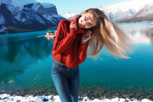 Kırmızı Kazak Göl Maliyetini Temel Ayakta Kot Gülümseyen Genç Kız — Stok fotoğraf