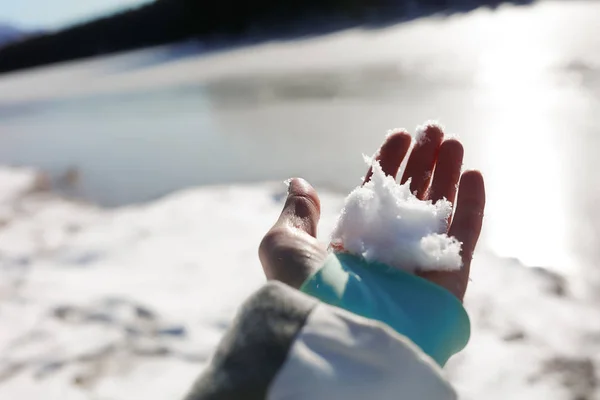 Cloe Upp Bilden Snö Kvinnas Hand Vit Och Ren Små — Stockfoto